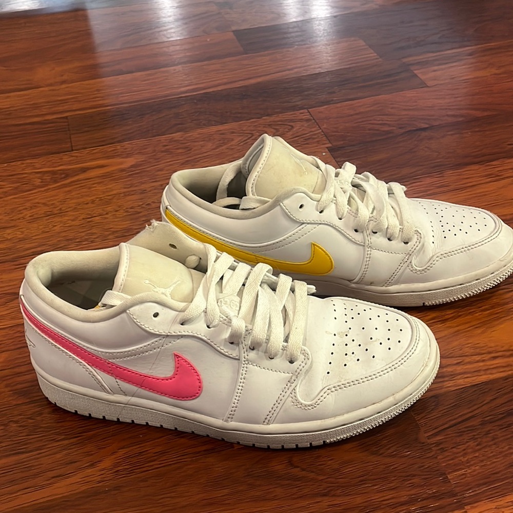Jordan 1 Low
White Multi-Color Swoosh